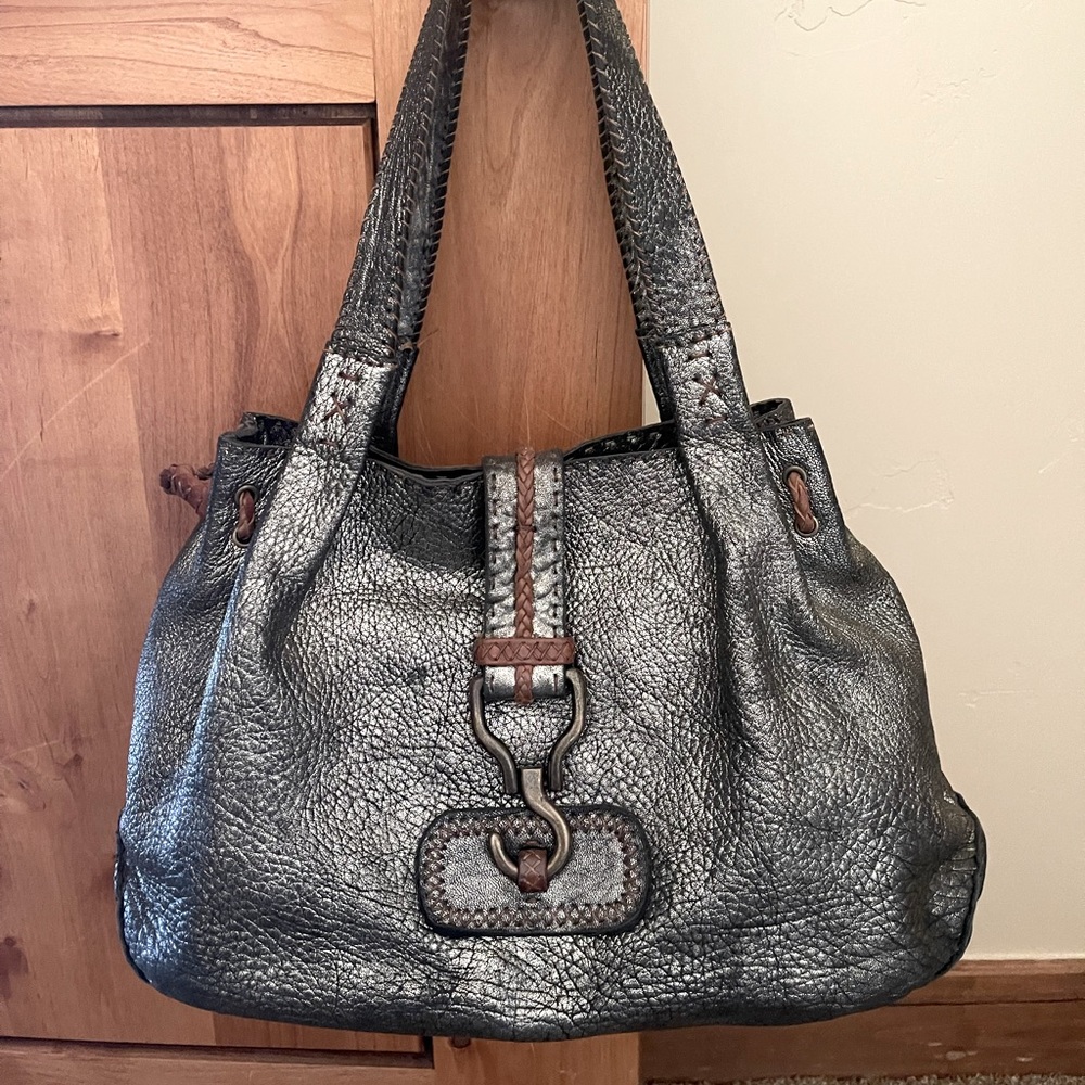 Gorgeous Carla Mancini leather handbag Magnetic snap closure & inside zip pocket